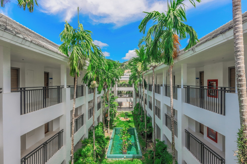 Holiday Inn Resort Phuket Karon Beach by IHG — Hotel building in Karon, Phuket Province