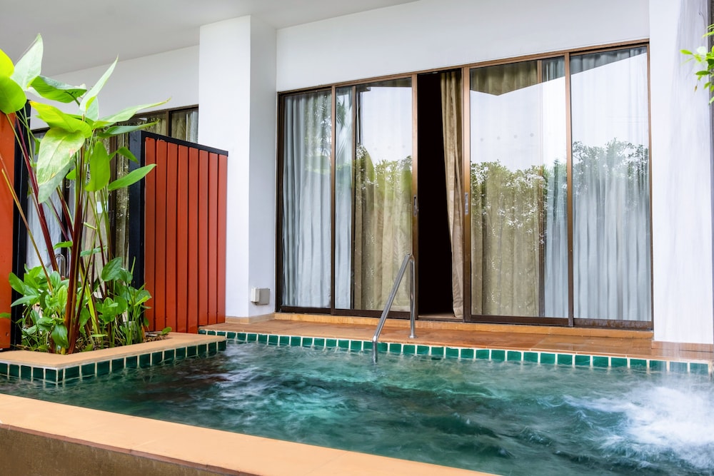 Holiday Inn Resort Phuket Karon Beach by IHG — Swimming pool in Karon, Phuket Province