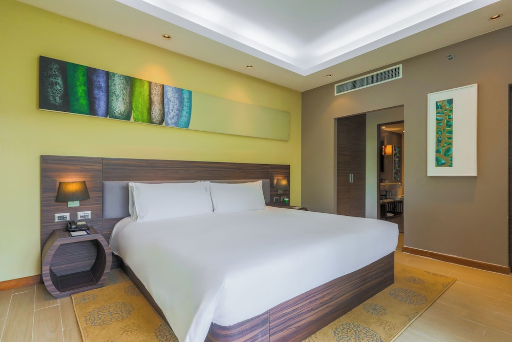 Holiday Inn Resort Phuket Karon Beach by IHG — Hotel rooms in Karon, Phuket Province