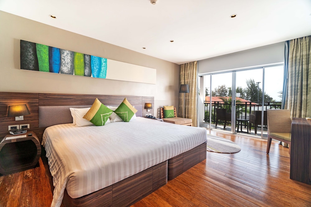 Holiday Inn Resort Phuket Karon Beach by IHG — Hotel rooms in Karon, Phuket Province