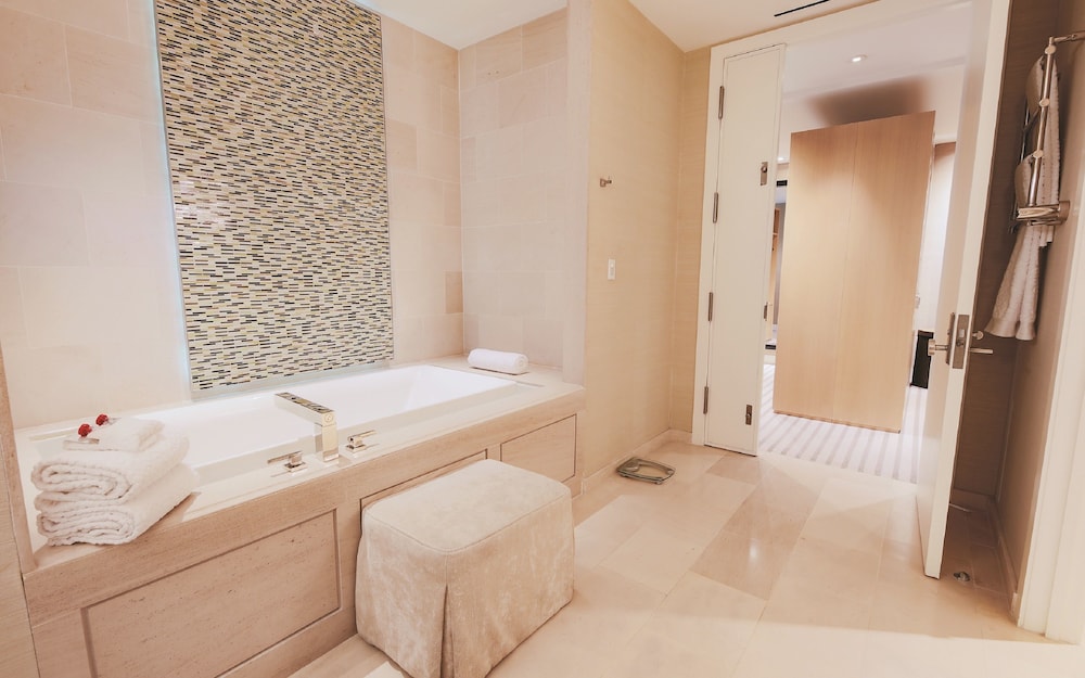 The SKYLOFTS at MGM Grand — Hotel rooms in Las Vegas, Nevada