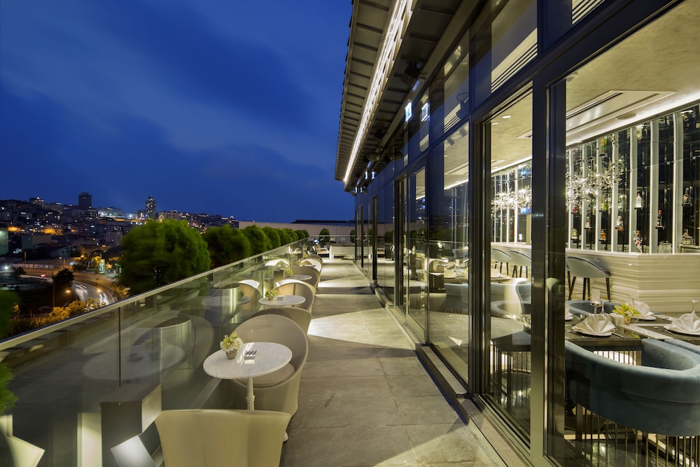 DoubleTree by Hilton Hotel Istanbul - Piyalepasa — Restaurant & bars in Istanbul, Istanbul