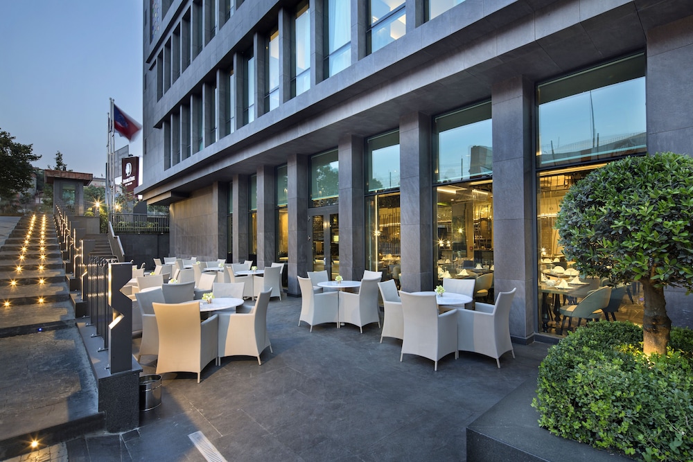 DoubleTree by Hilton Hotel Istanbul - Piyalepasa — Restaurant & bars in Istanbul, Istanbul