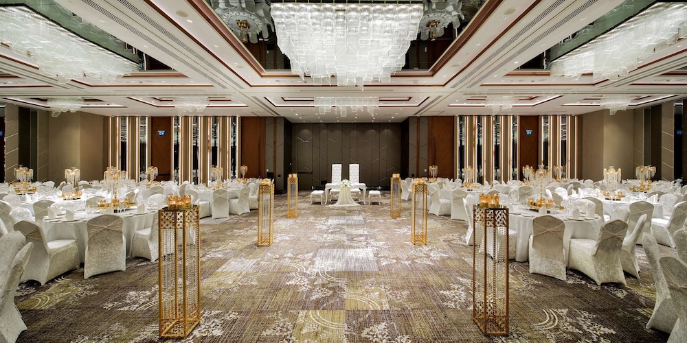 DoubleTree by Hilton Hotel Istanbul - Piyalepasa — Restaurant & bars in Istanbul, Istanbul