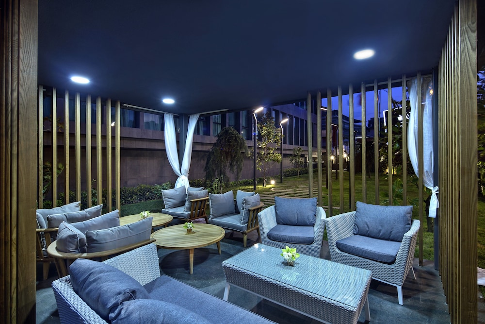 DoubleTree by Hilton Hotel Istanbul - Piyalepasa — Restaurant & bars in Istanbul, Istanbul