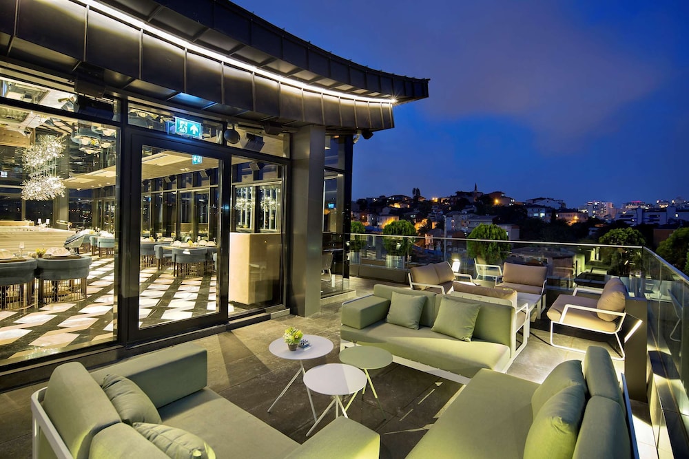 DoubleTree by Hilton Hotel Istanbul - Piyalepasa — Restaurant & bars in Istanbul, Istanbul