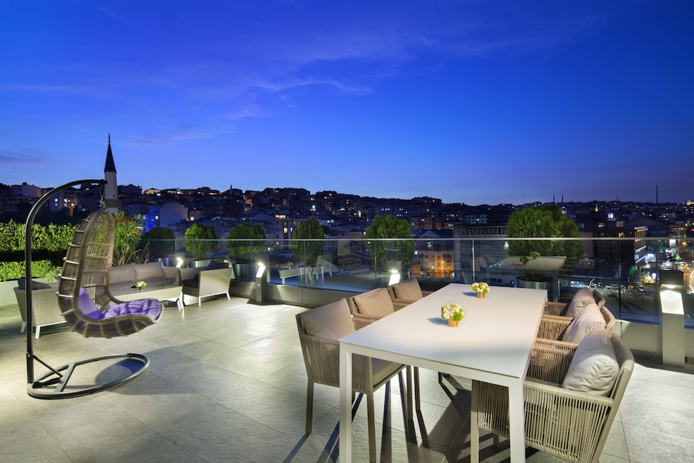 DoubleTree by Hilton Hotel Istanbul - Piyalepasa — Restaurant & bars in Istanbul, Istanbul