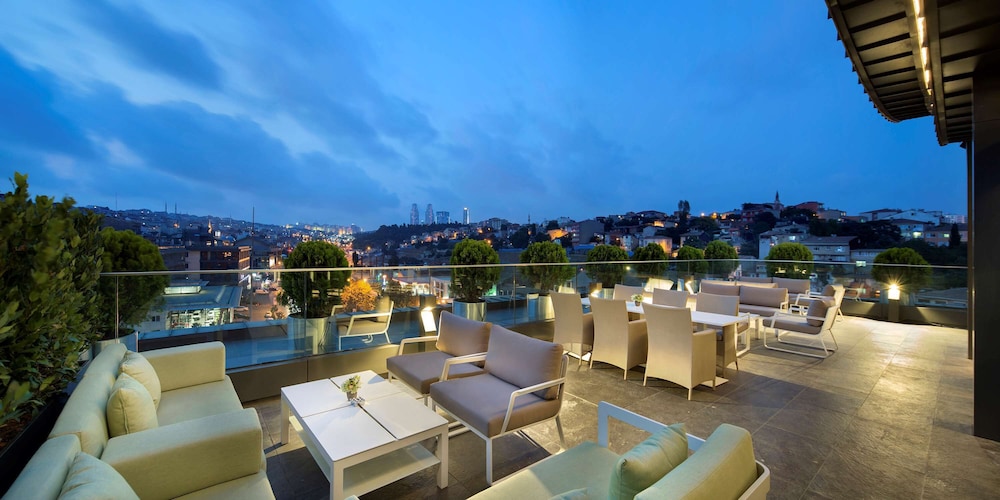 DoubleTree by Hilton Hotel Istanbul - Piyalepasa — Restaurant & bars in Istanbul, Istanbul