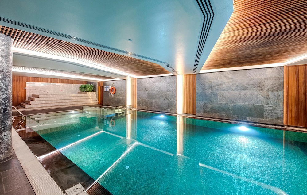 DoubleTree by Hilton Hotel Istanbul - Piyalepasa — Swimming pool in Istanbul, Istanbul