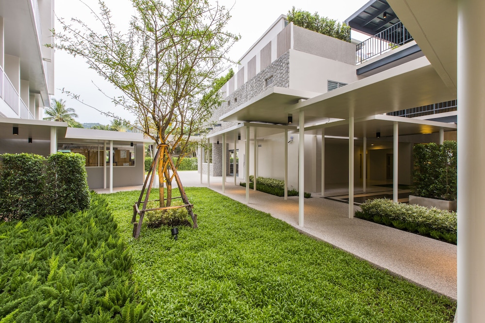 Ramada by Wyndham Phuket Deevana — Hotel building in Patong Beach, Phuket Province