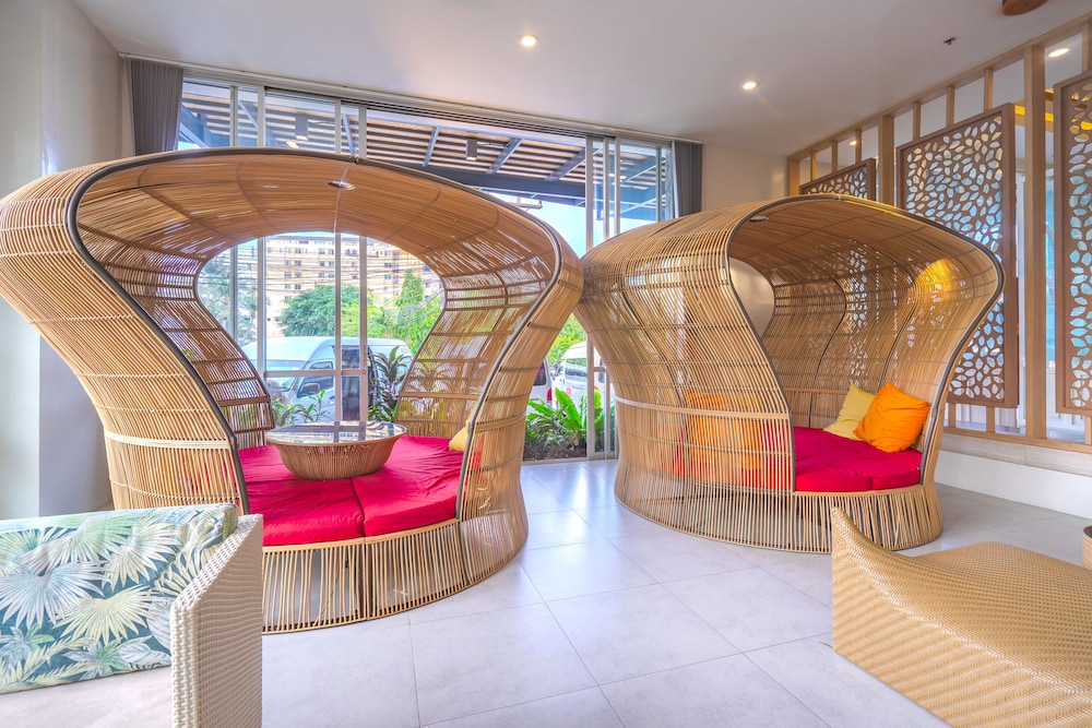 Ramada by Wyndham Phuket Deevana — Hotel building in Patong Beach, Phuket Province