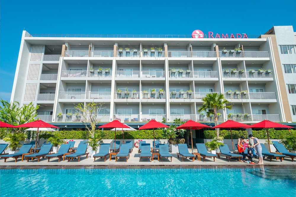 Ramada by Wyndham Phuket Deevana — Hotel building in Patong Beach, Phuket Province