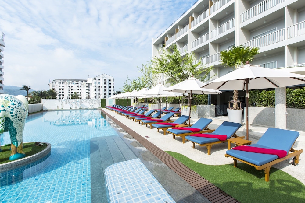 Ramada by Wyndham Phuket Deevana — Swimming pool in Patong Beach, Phuket Province
