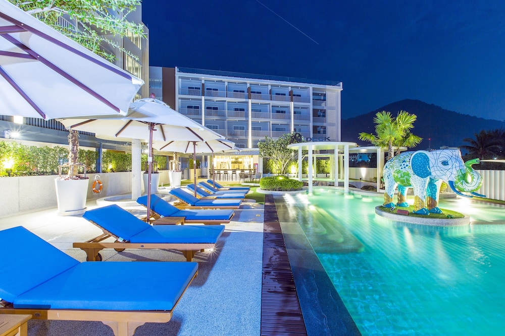 Ramada by Wyndham Phuket Deevana — Swimming pool in Patong Beach, Phuket Province