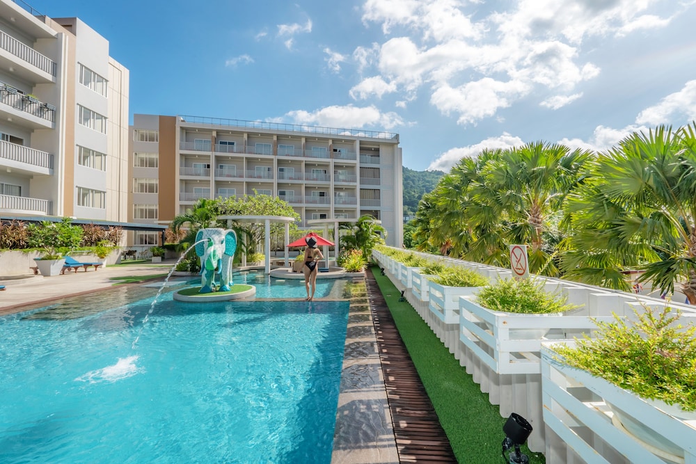 Ramada by Wyndham Phuket Deevana — Swimming pool in Patong Beach, Phuket Province