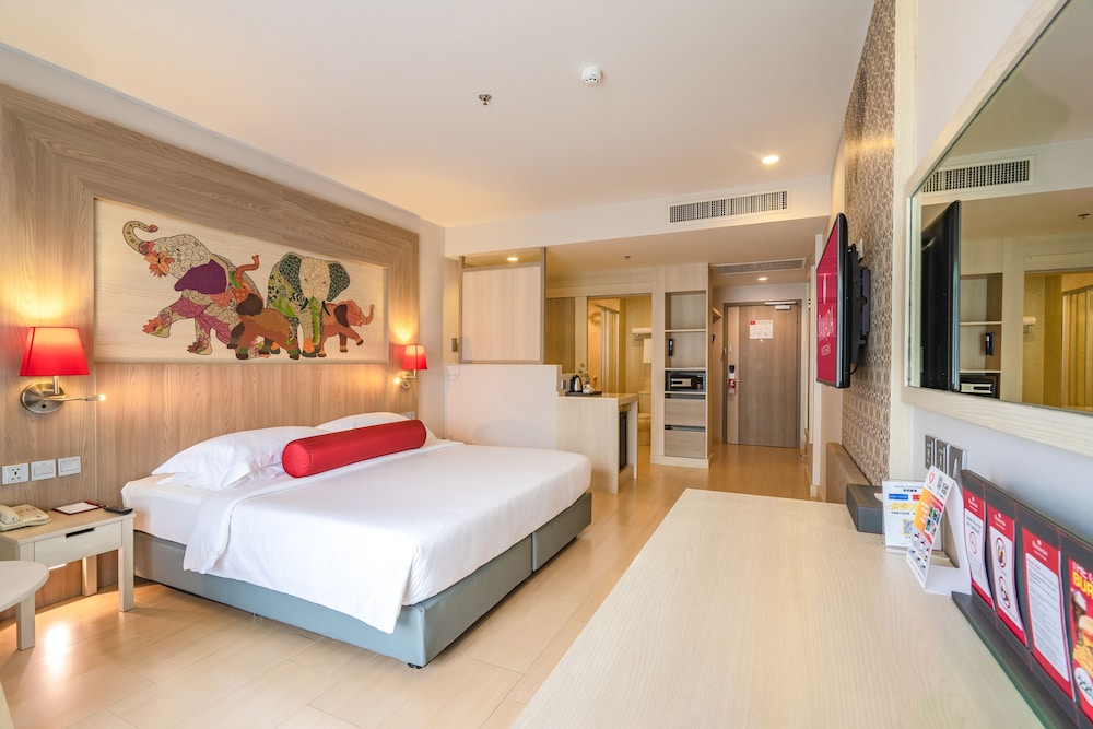 Ramada by Wyndham Phuket Deevana — Hotel rooms in Patong Beach, Phuket Province