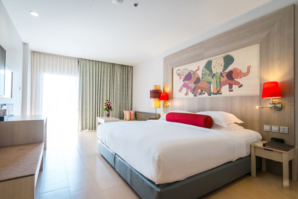 Ramada by Wyndham Phuket Deevana — Hotel rooms in Patong Beach, Phuket Province