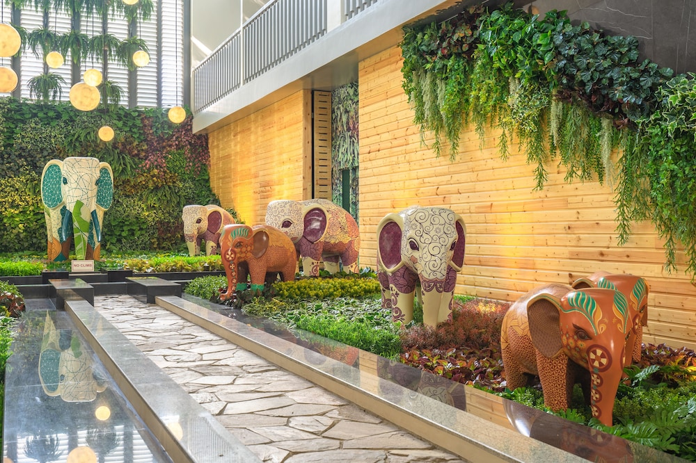 Ramada by Wyndham Phuket Deevana — Hotel building in Patong Beach, Phuket Province