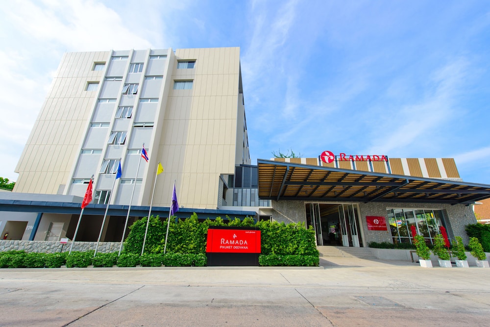 Ramada by Wyndham Phuket Deevana — Hotel building in Patong Beach, Phuket Province