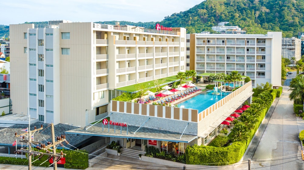 Ramada by Wyndham Phuket Deevana — Hotel building in Patong Beach, Phuket Province