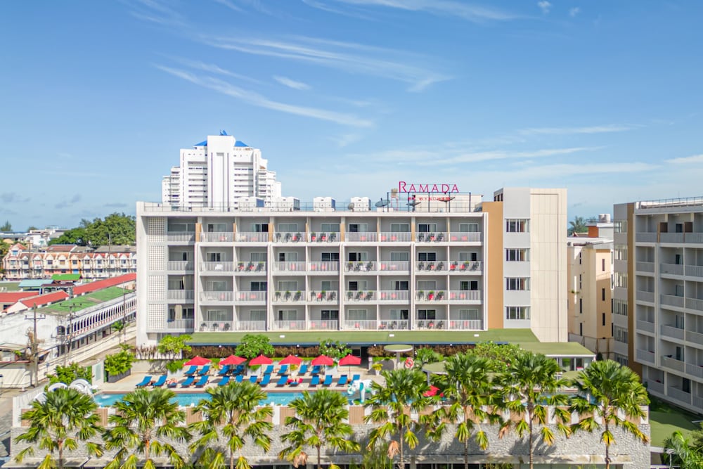 Ramada by Wyndham Phuket Deevana — Hotel building in Patong Beach, Phuket Province