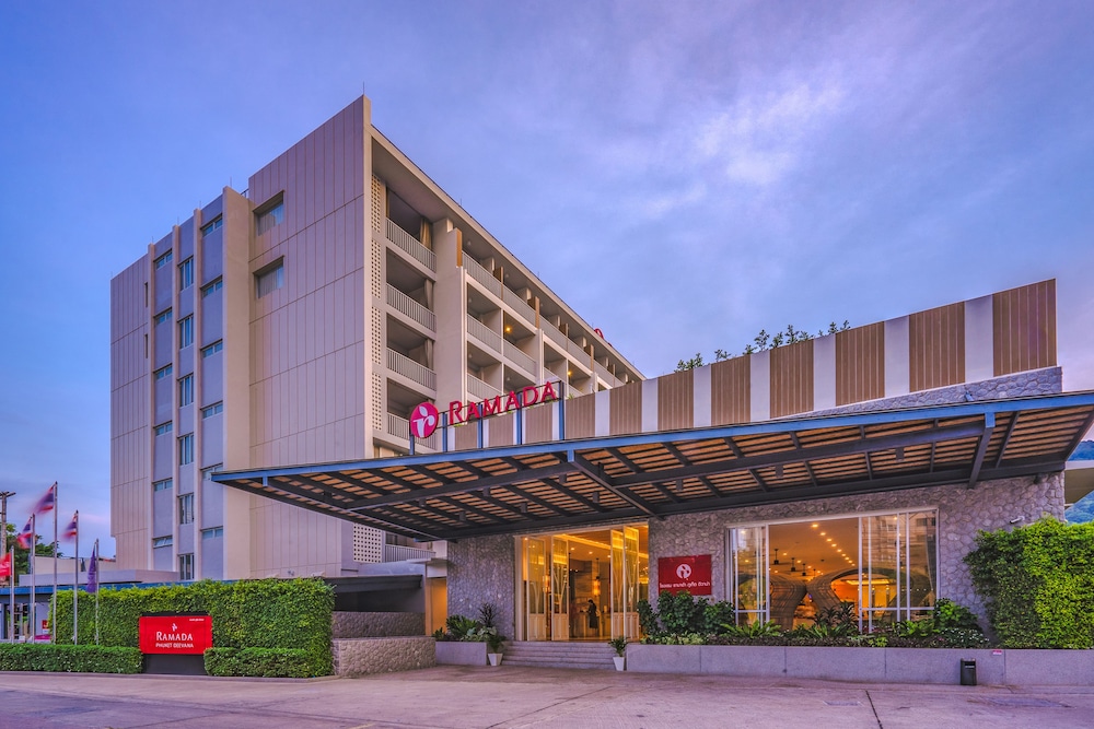 Ramada by Wyndham Phuket Deevana — Hotel building in Patong Beach, Phuket Province