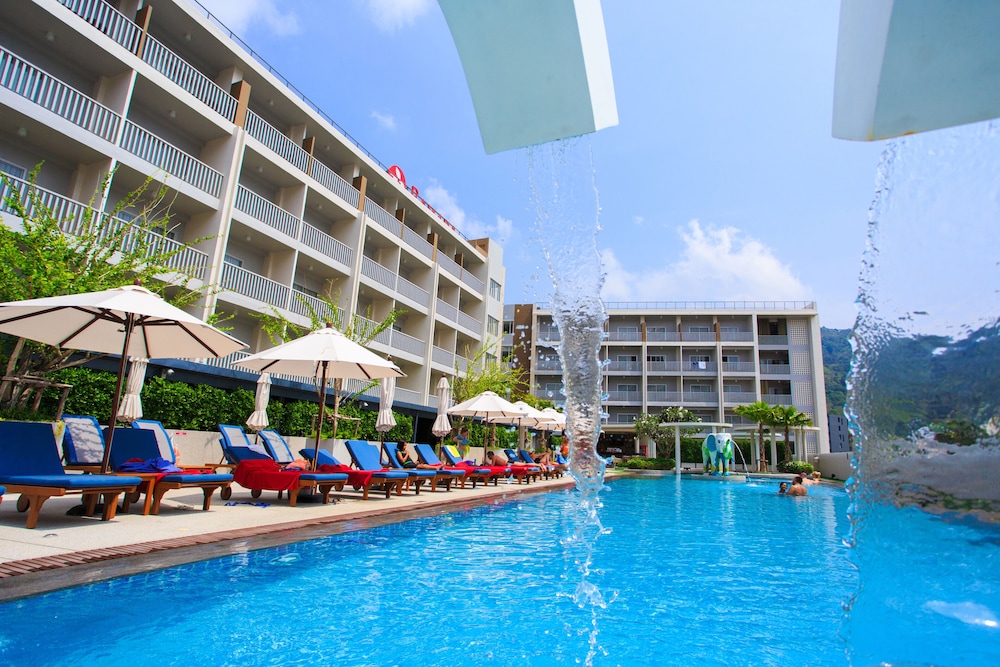 Ramada by Wyndham Phuket Deevana — Swimming pool in Patong Beach, Phuket Province