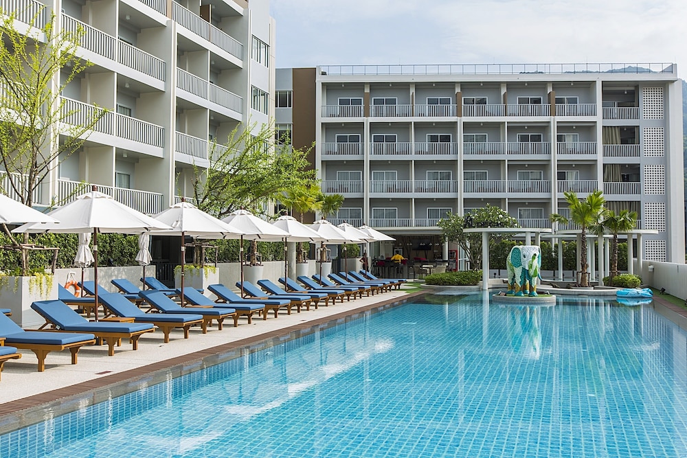 Ramada by Wyndham Phuket Deevana — Swimming pool in Patong Beach, Phuket Province