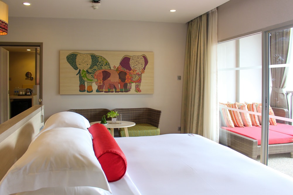 Ramada by Wyndham Phuket Deevana — Hotel rooms in Patong Beach, Phuket Province