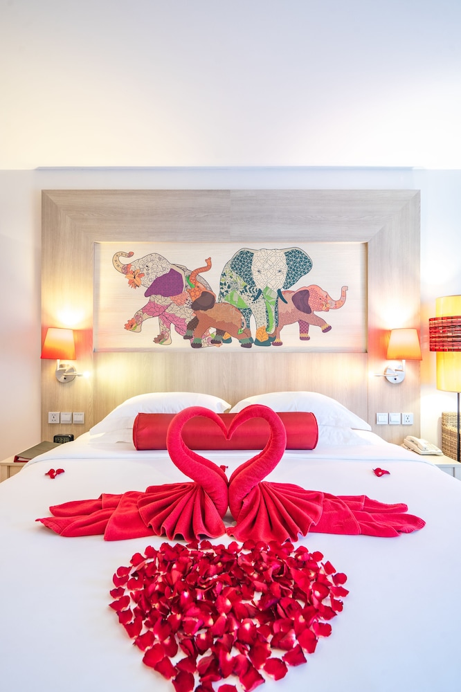 Ramada by Wyndham Phuket Deevana — Hotel rooms in Patong Beach, Phuket Province