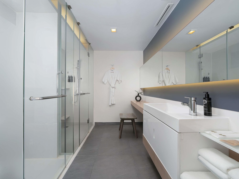 Andaman Beach Hotel Phuket - Handwritten Collection by Accor — Hotel rooms in Patong Beach, Phuket Province