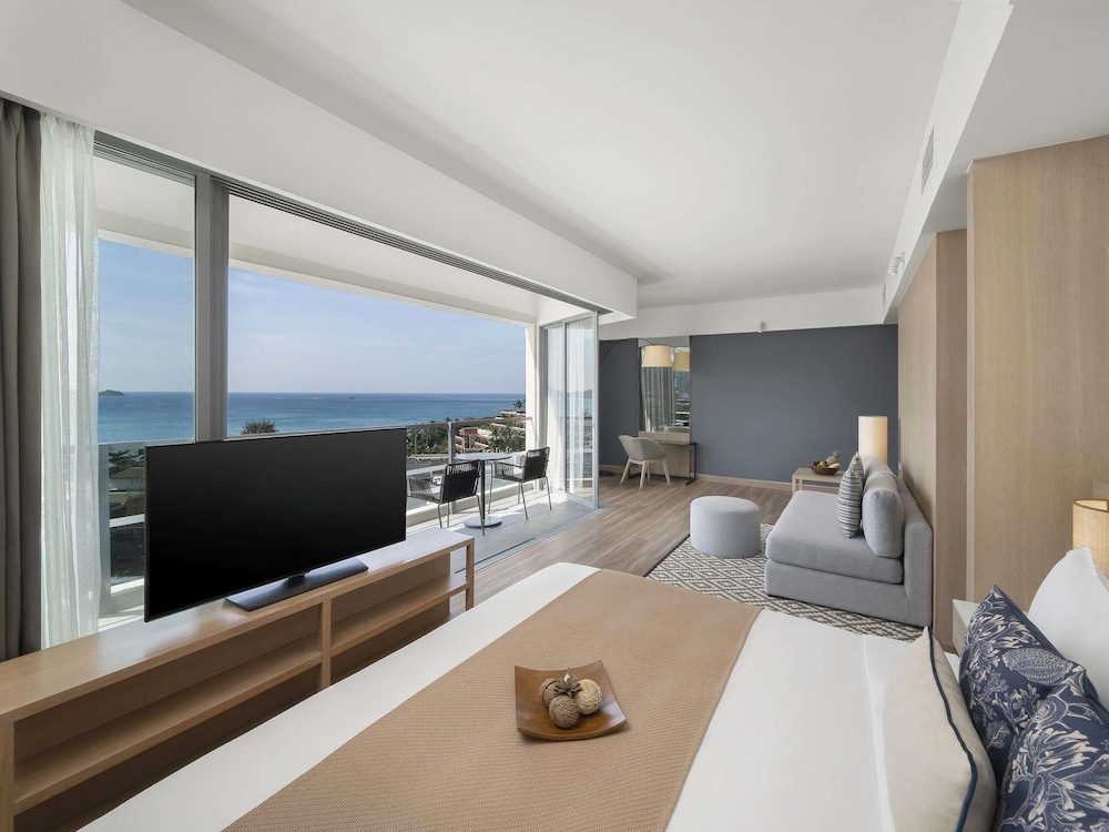 Andaman Beach Hotel Phuket - Handwritten Collection by Accor — Hotel rooms in Patong Beach, Phuket Province