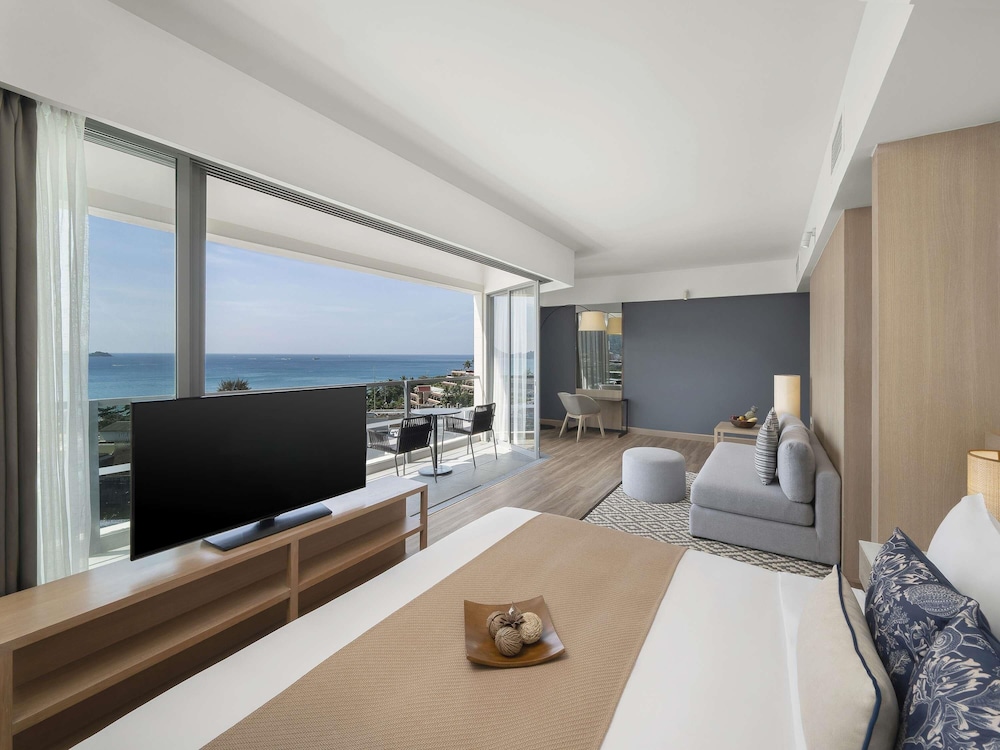 Andaman Beach Hotel Phuket - Handwritten Collection by Accor — Hotel rooms in Patong Beach, Phuket Province