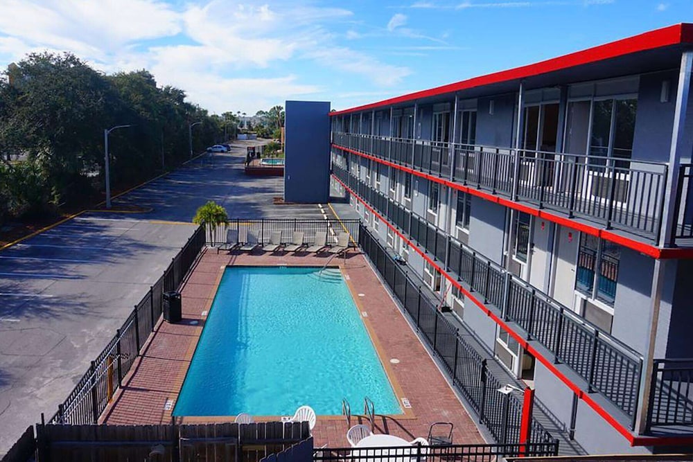 Travelodge by Wyndham Orlando / Heart of International Drive — Swimming pool in Orlando, Florida