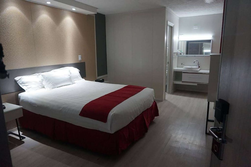 Travelodge by Wyndham Orlando / Heart of International Drive — Hotel rooms in Orlando, Florida