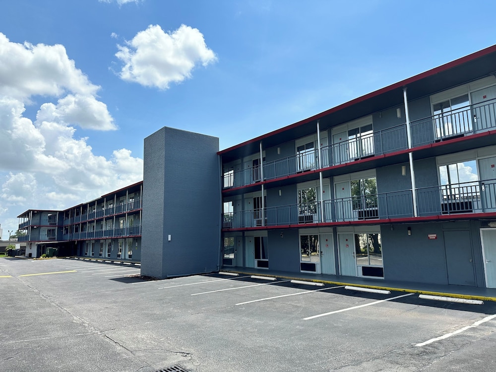 Travelodge by Wyndham Orlando / Heart of International Drive — Hotel building in Orlando, Florida