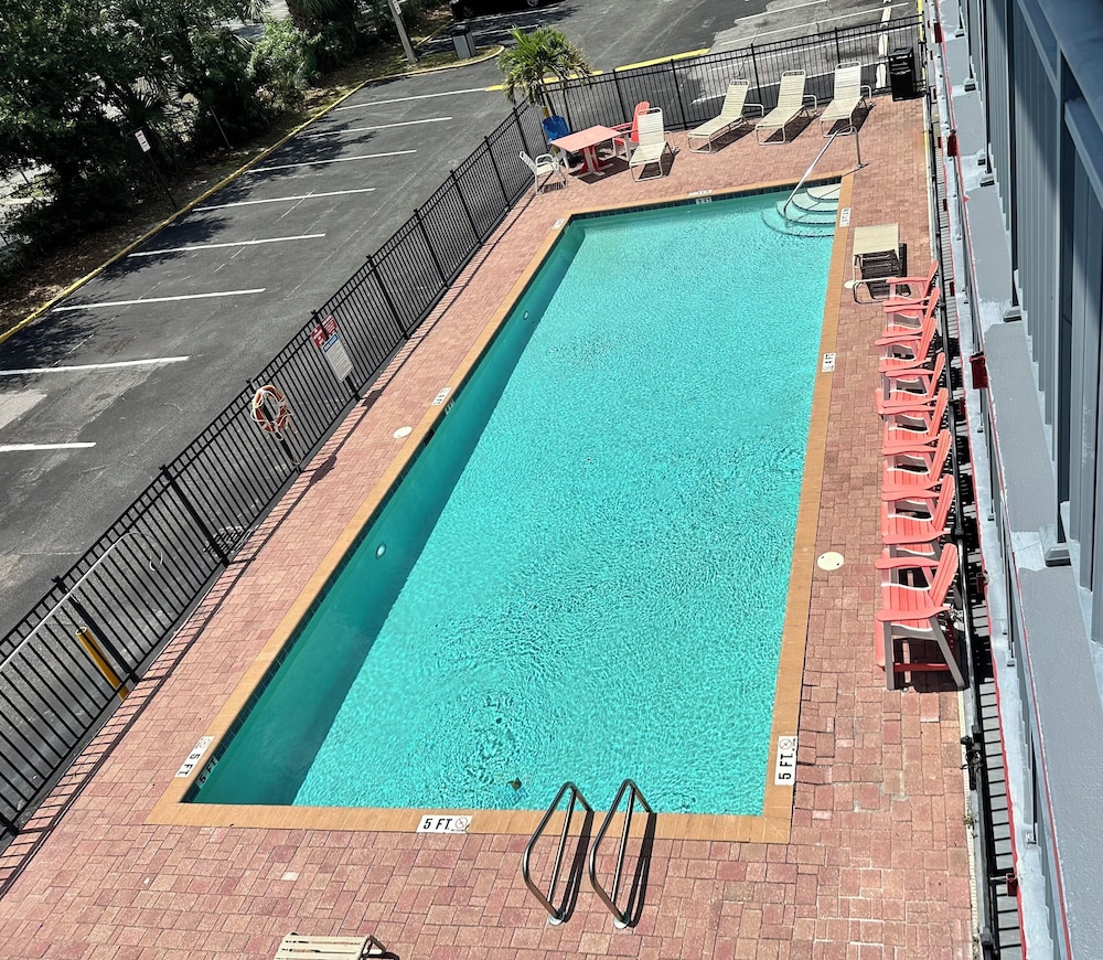 Travelodge by Wyndham Orlando / Heart of International Drive — Swimming pool in Orlando, Florida