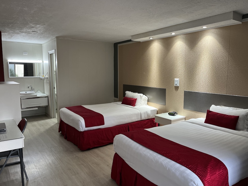 Travelodge by Wyndham Orlando / Heart of International Drive — Hotel rooms in Orlando, Florida