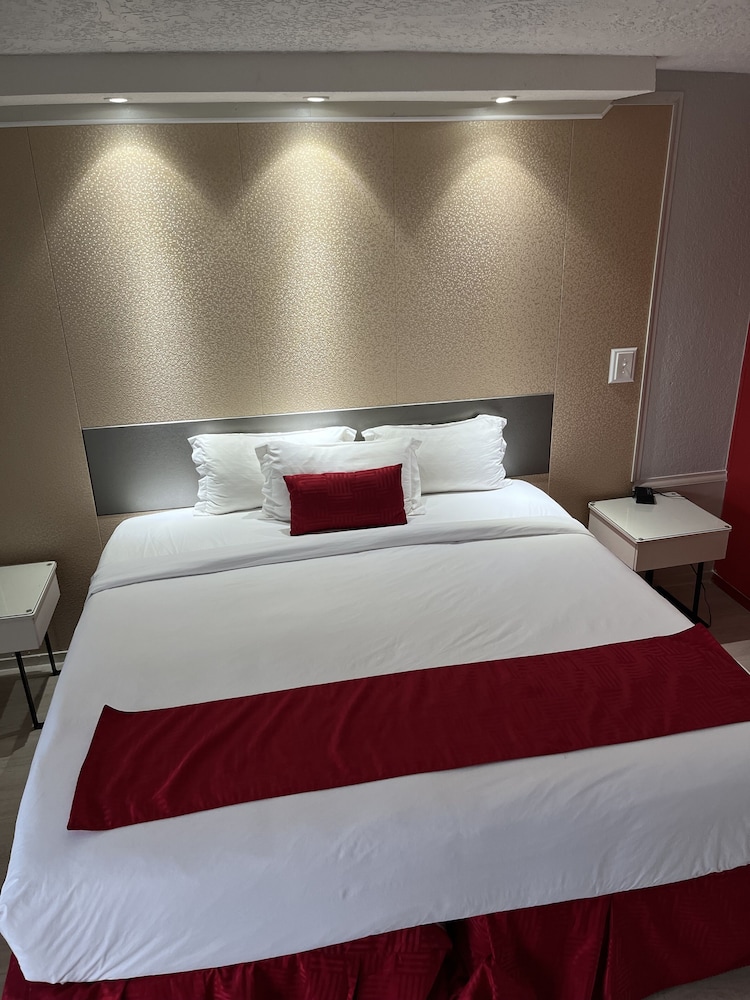 Travelodge by Wyndham Orlando / Heart of International Drive — Hotel rooms in Orlando, Florida