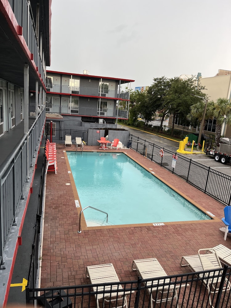 Travelodge by Wyndham Orlando / Heart of International Drive — Swimming pool in Orlando, Florida