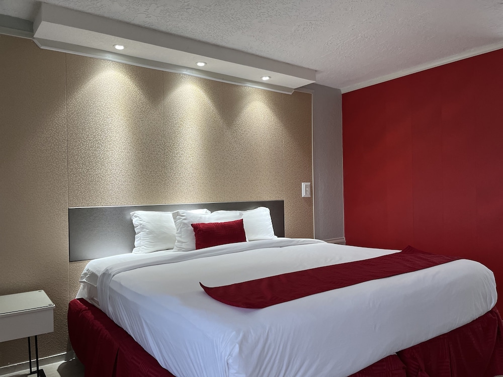 Travelodge by Wyndham Orlando / Heart of International Drive — Hotel rooms in Orlando, Florida