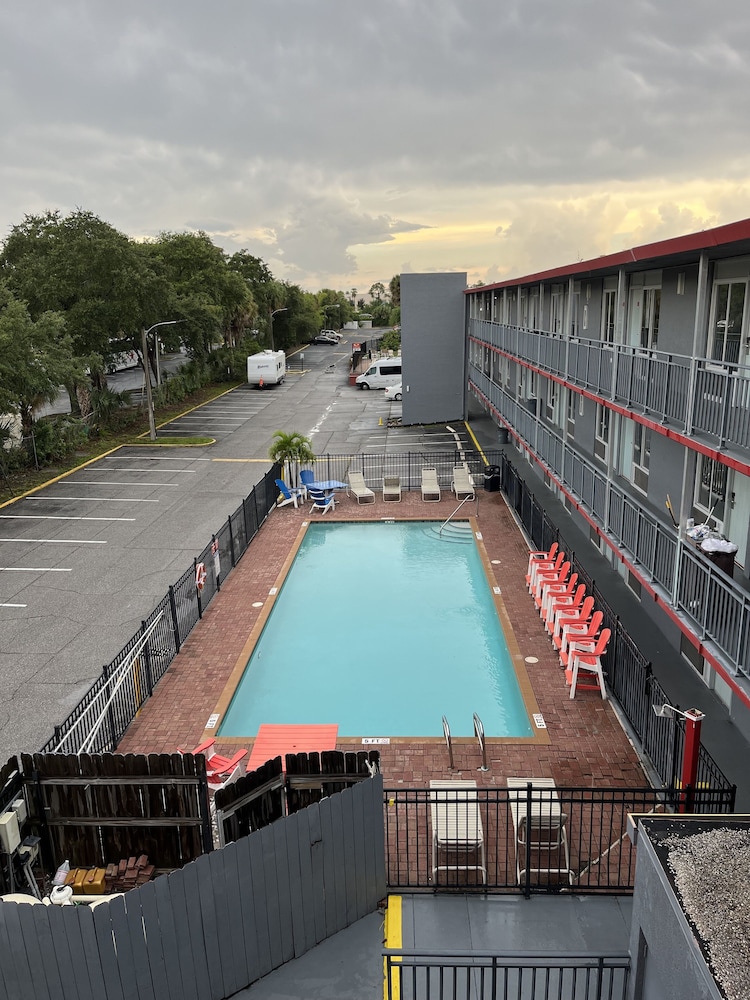 Travelodge by Wyndham Orlando / Heart of International Drive — Swimming pool in Orlando, Florida