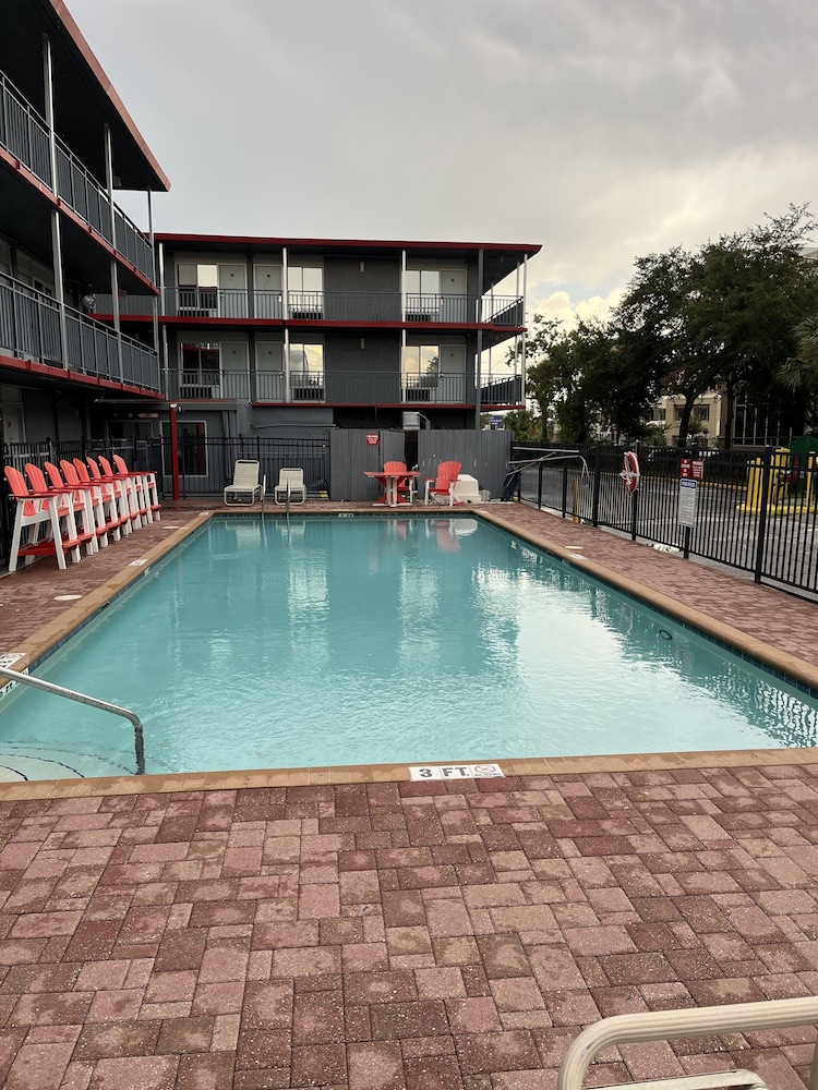 Travelodge by Wyndham Orlando / Heart of International Drive — Swimming pool in Orlando, Florida