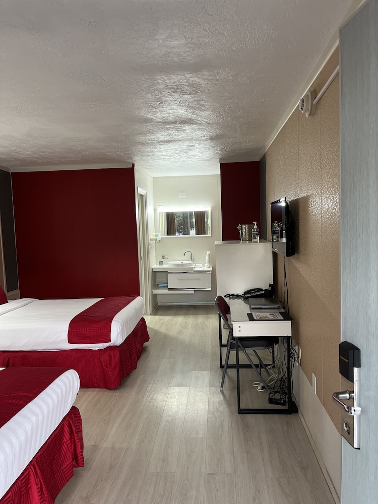 Travelodge by Wyndham Orlando / Heart of International Drive — Hotel rooms in Orlando, Florida