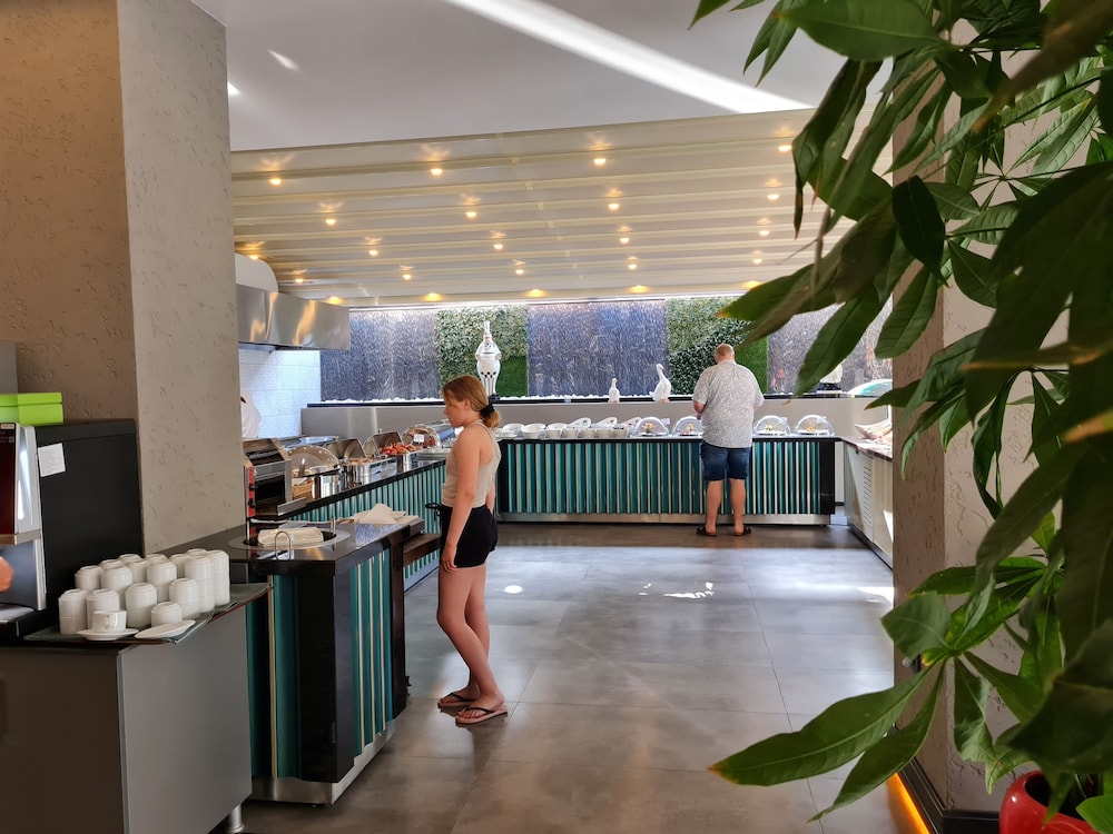 May Flower Apart Hotel — Restaurant & bars in Alanya