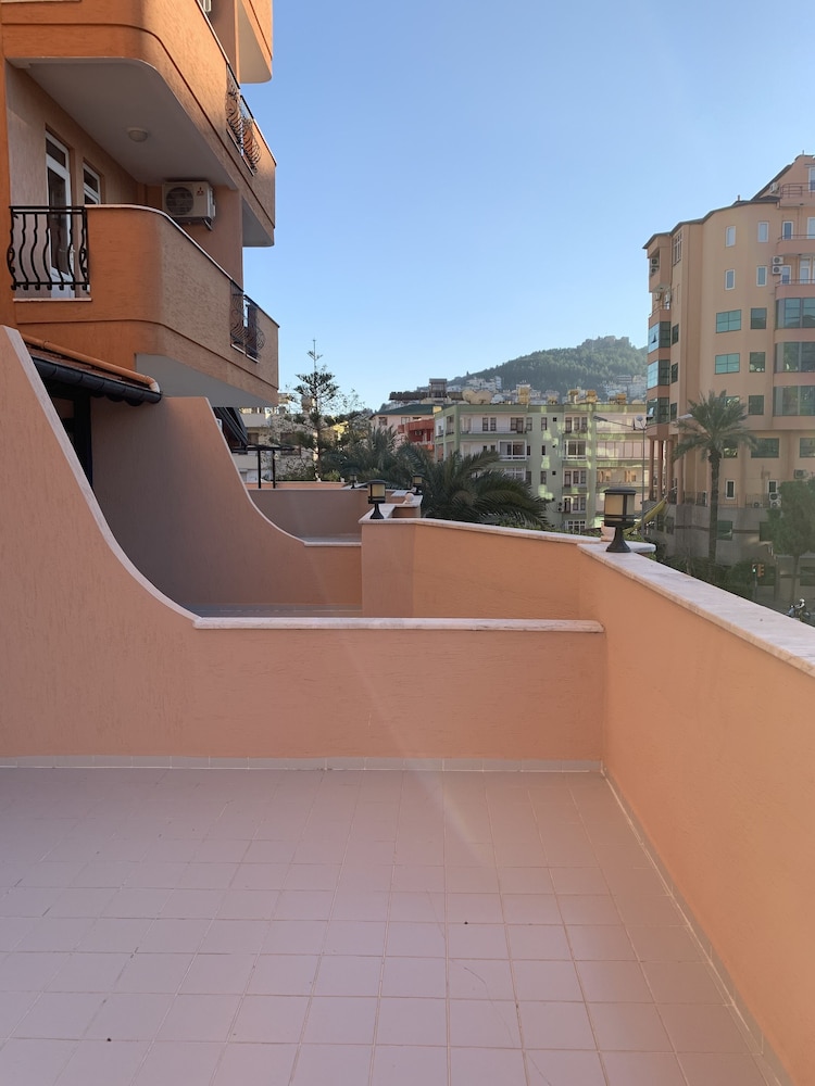 May Flower Apart Hotel — Hotel building in Alanya