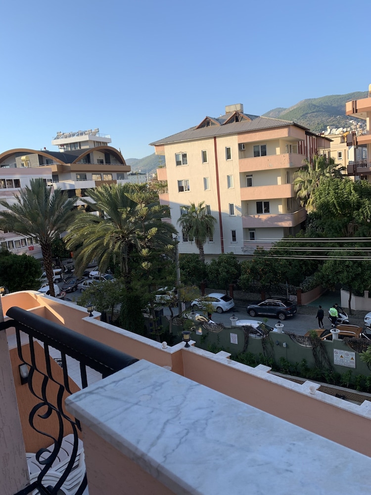 May Flower Apart Hotel — Hotel building in Alanya