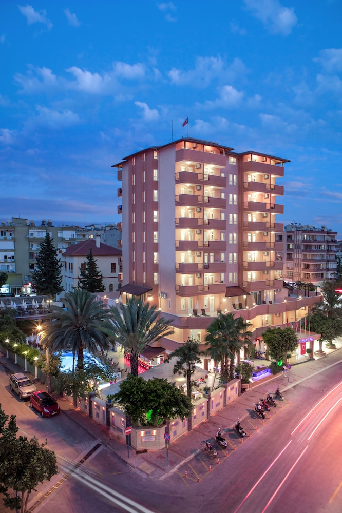May Flower Apart Hotel — Hotel building in Alanya