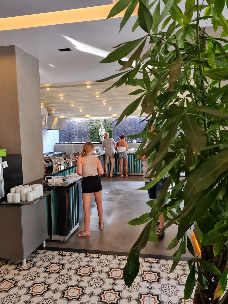 May Flower Apart Hotel — Restaurant & bars in Alanya