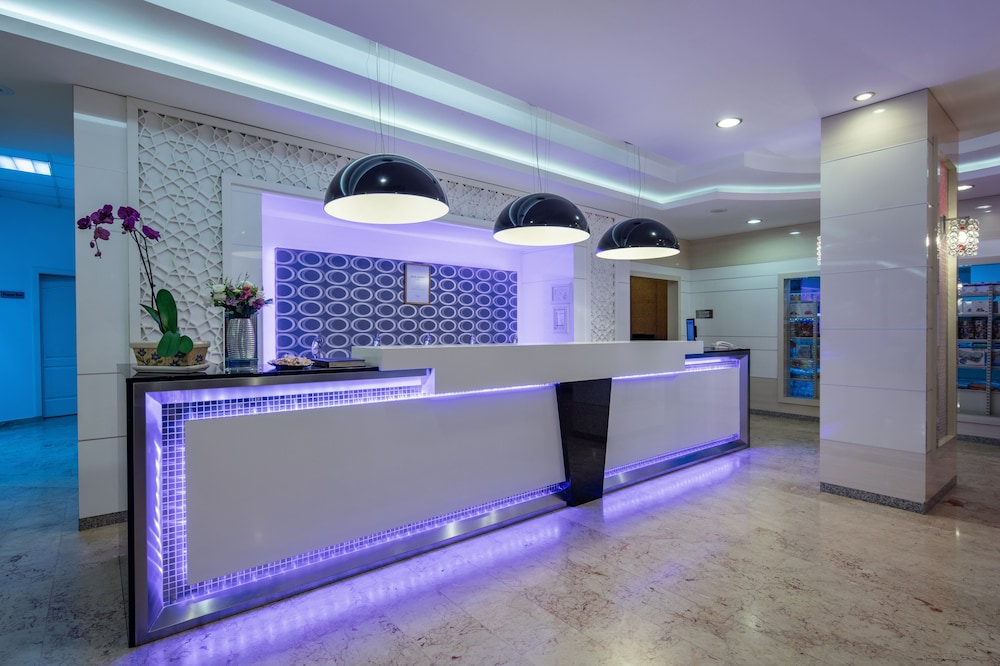 May Flower Apart Hotel — Hotel building in Alanya